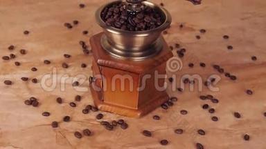一个装满咖啡豆的咖啡机。 带咖啡豆的咖啡机。 手动咖啡机。